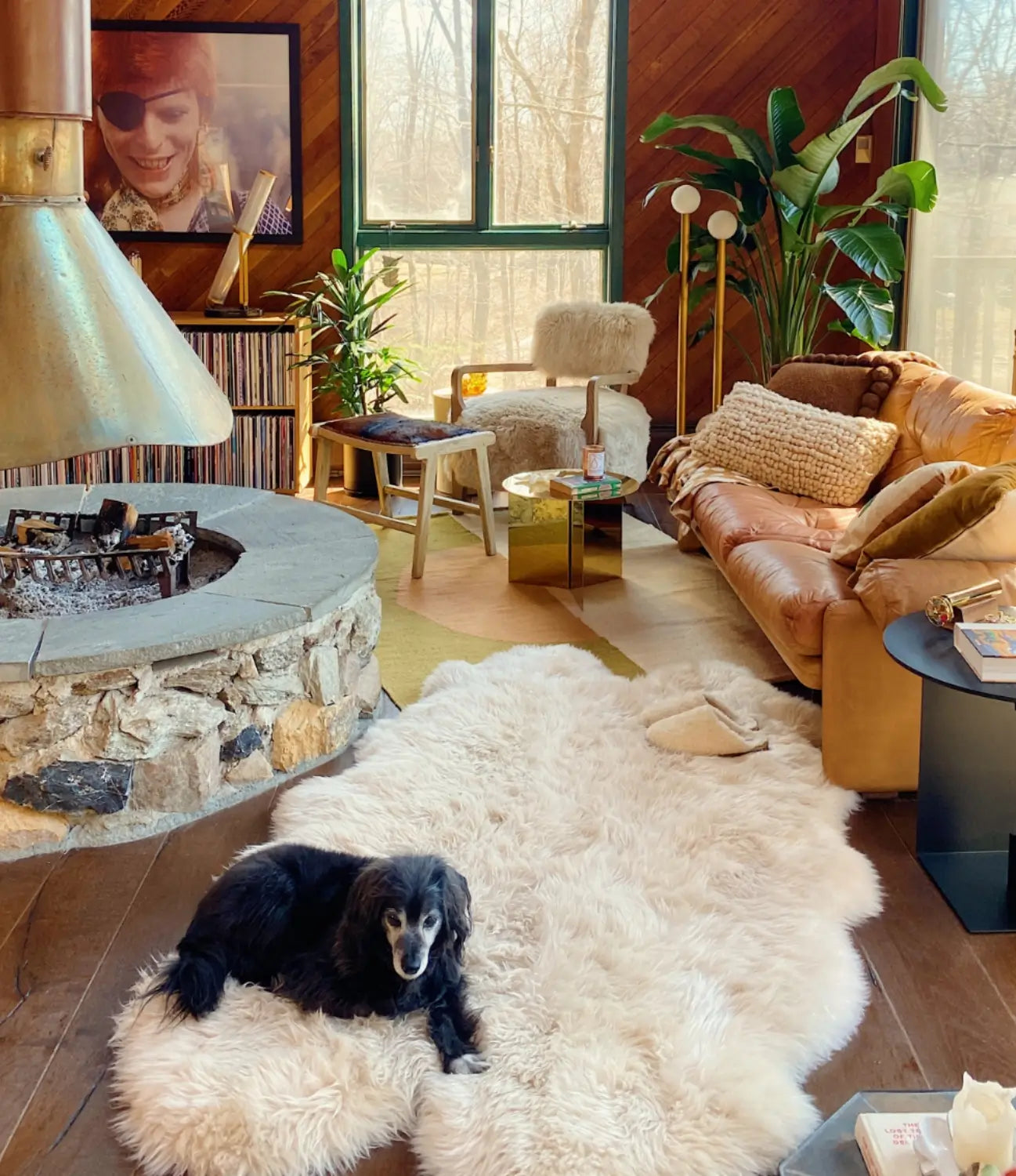 Retro living room with midcentury fireplace and modern furniture with dark brown wood flooring by Stuga