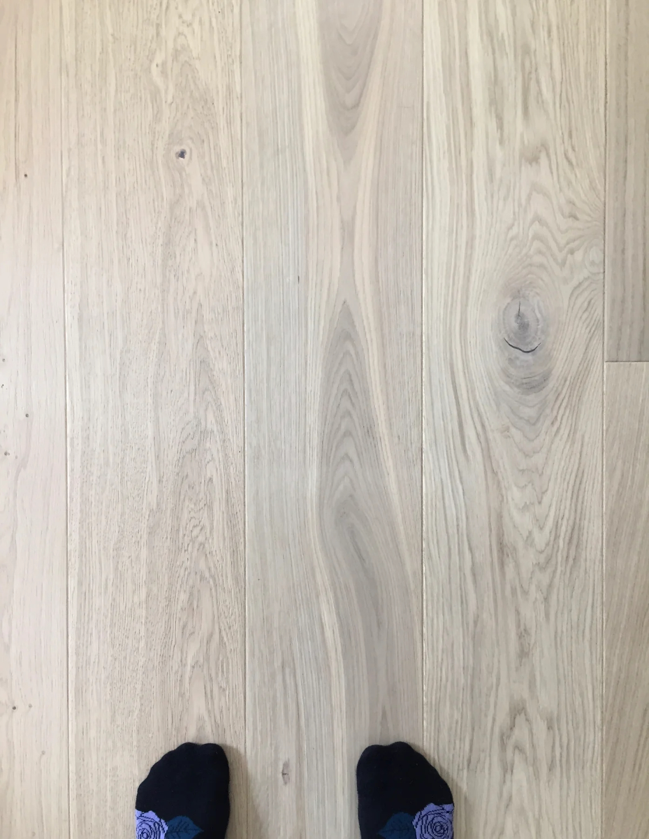 Grain patterns in white oak hardwood flooring by Stuga