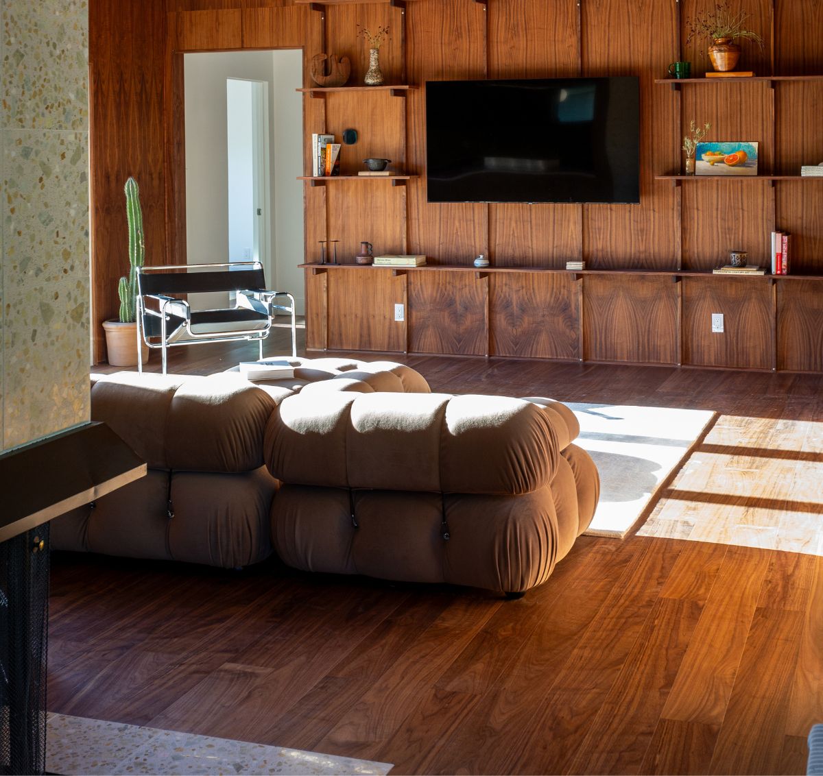 Midcentury living room with walnut flooring by Stuga